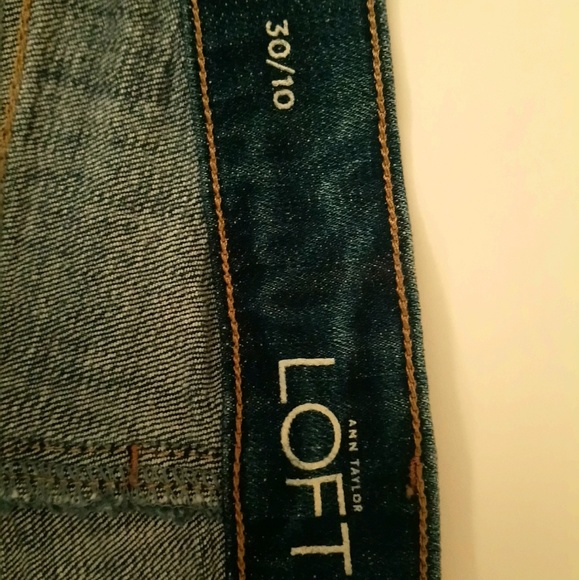 💢Distressed ANN TAYLOR LOFT Jean Shorts-Size 30 - Picture 4 of 5